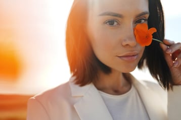 mujer en atardecer lancome