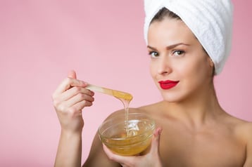 Tratamientos de belleza con miel para verano